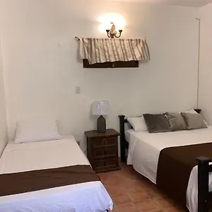 Hotel Habitación, Desayuno, Jacuzzi Y Piscina